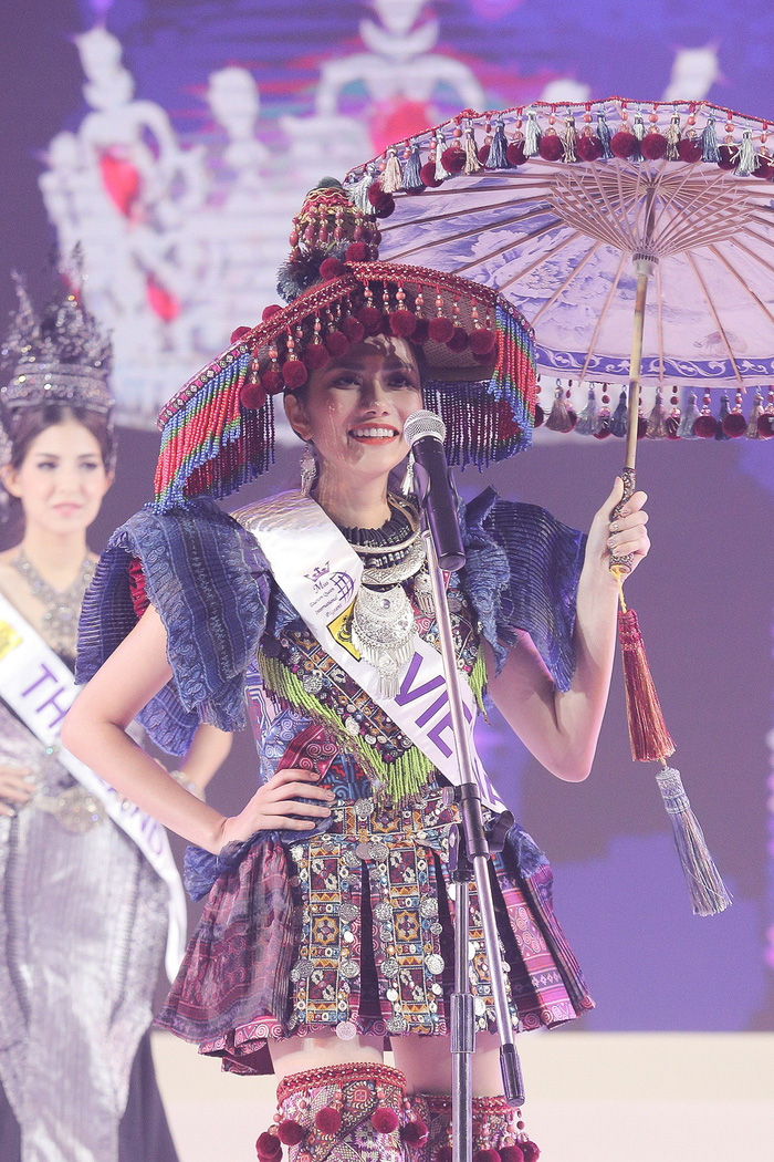 Diệu Linh tự tin trình diễn trang phục HMông trước đêm Chung kết Nữ hoàng Du lịch Quốc tế 2018